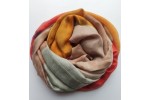Tørklæde i farverne brændt orange, rød, gul, brun og grå